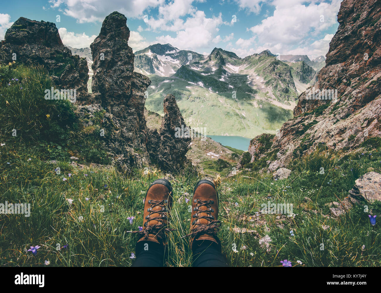 Füße Trekkingschuhe und Berge Landschaft auf dem Hintergrund Reisen Abenteuer Urlaub Konzept Stockfoto