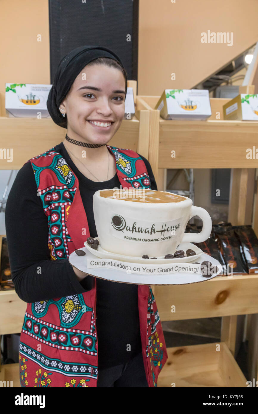 Dearborn, Michigan - eine hält einen Kuchen feiert die Eröffnung von Qahwah Haus, ein Coffeeshop, Einfuhren und serviert Kaffee ausschließlich aus Yeme Stockfoto
