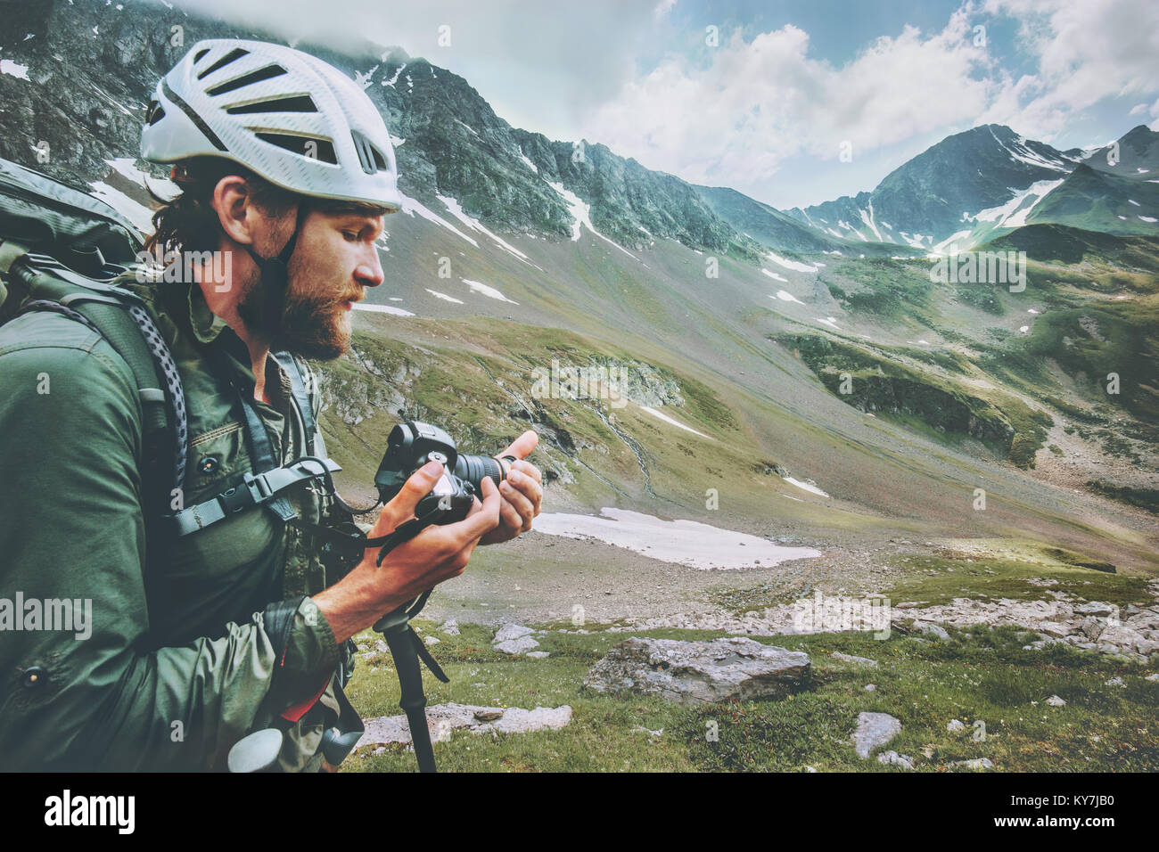 Reisende Mann Fotograf mit Rucksack wandern in den Bergen Reisen Lifestyle Abenteuer Konzept Sommer Ferien im freien Erkundung der wilden Natur tragen Stockfoto