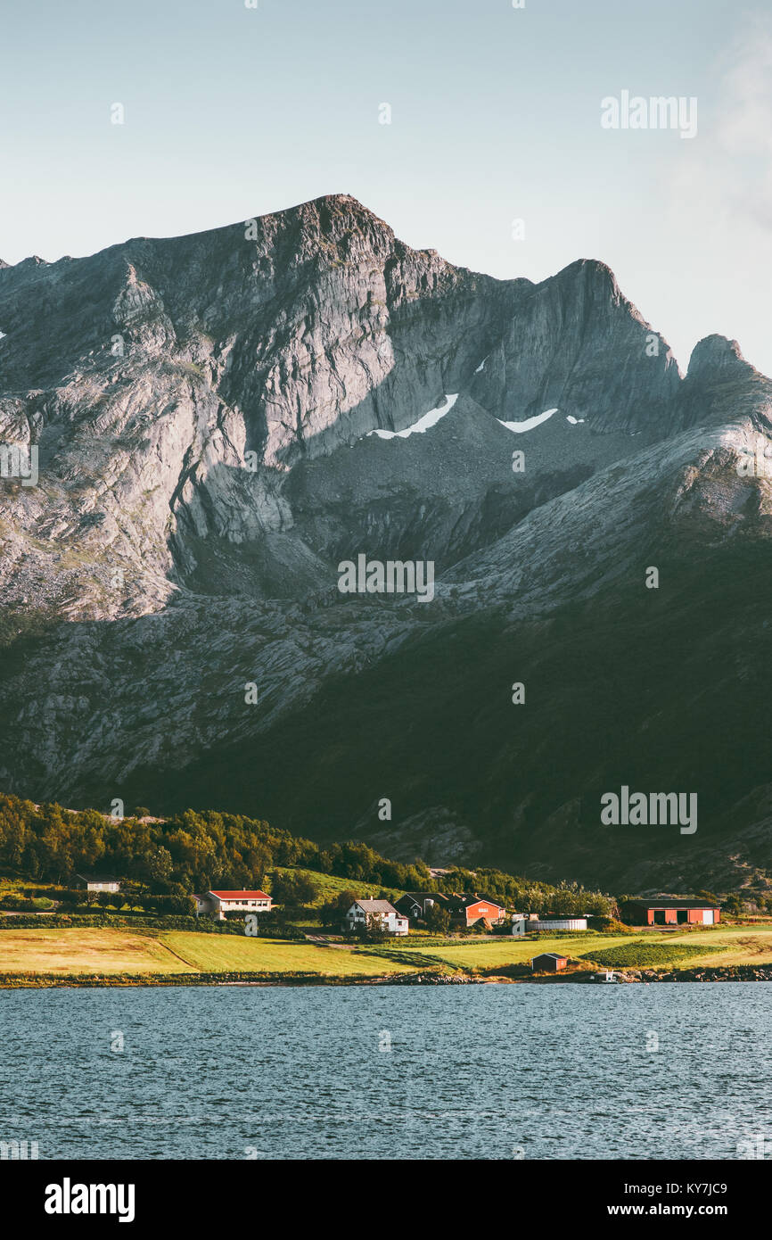 Norwegen Bergen Landschaft Luftaufnahme Sonnenuntergang Felsen über Fjord Dorf und Wald reisen Landschaft der skandinavischen Natur Stockfoto