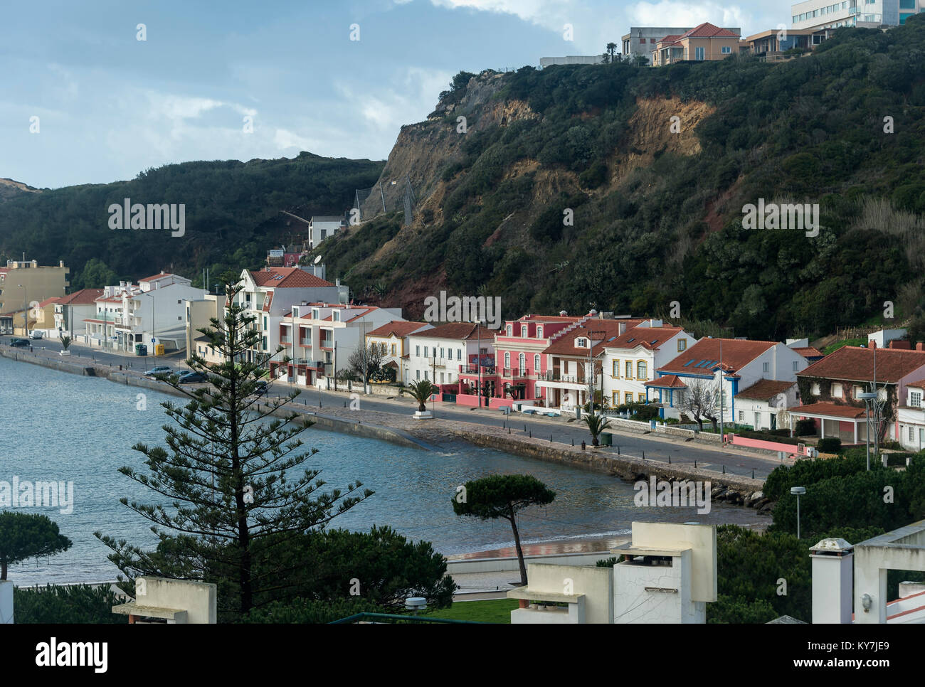 Hafen mit schönen Wasserseite Wohnungen in Sao Martinho do Porto, Portugal. Stockfoto
