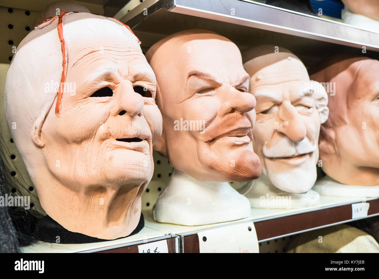 Lenin, Maske, Witz, Shop, Horror, Gesicht, Maske, Halloween, gruselig,  Gesichter, bei kleinen, Speichern, in, Mitte, der, Carcassonne, Aude,  Abteilung, Frankreich, Französisch, Europa, Europäischen Stockfotografie -  Alamy