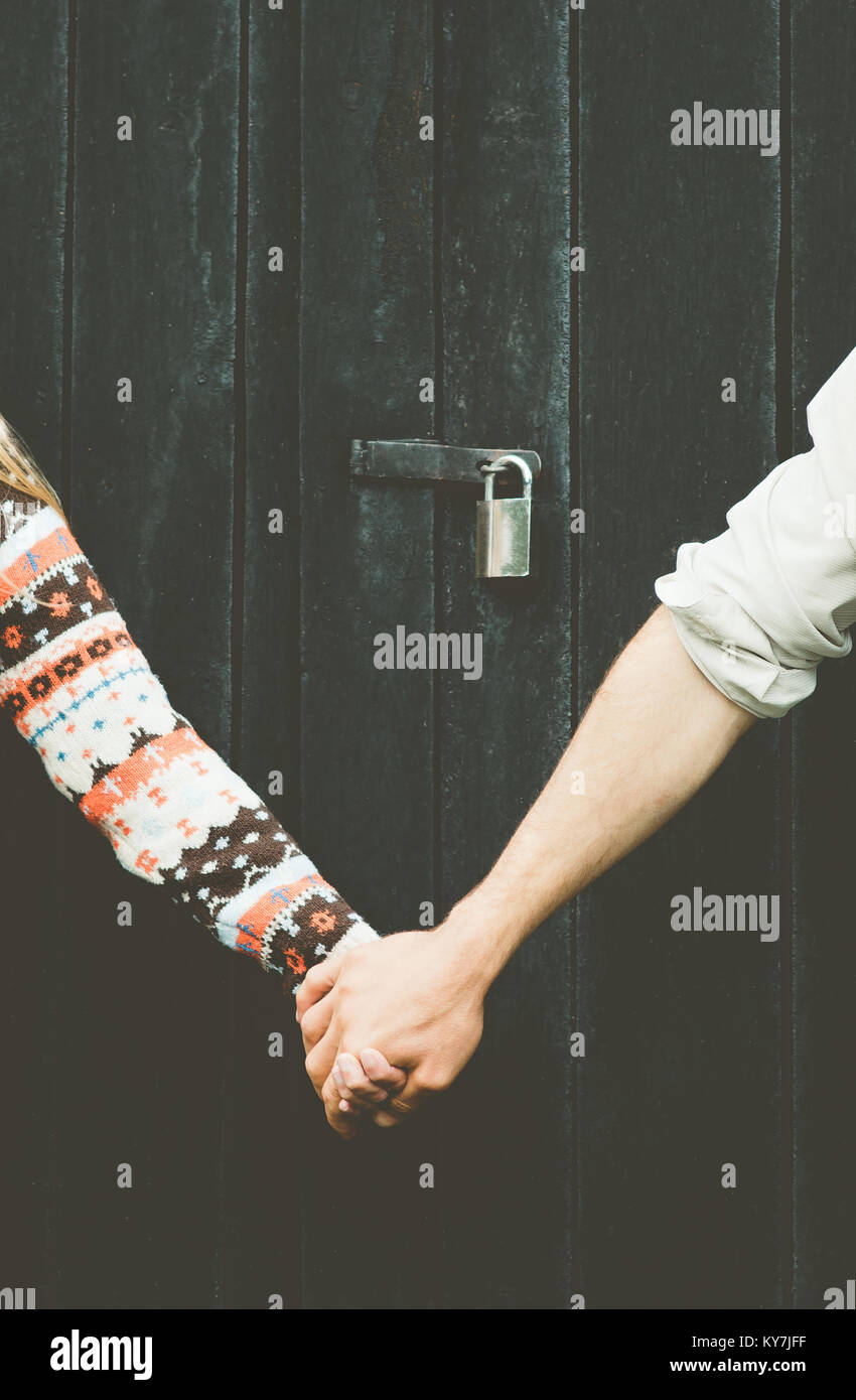 Liebe Paar Hände für immer zusammen halten Lifestyle Holz- Hintergrund und Sperren über Menschen tabu Konzept Stockfoto