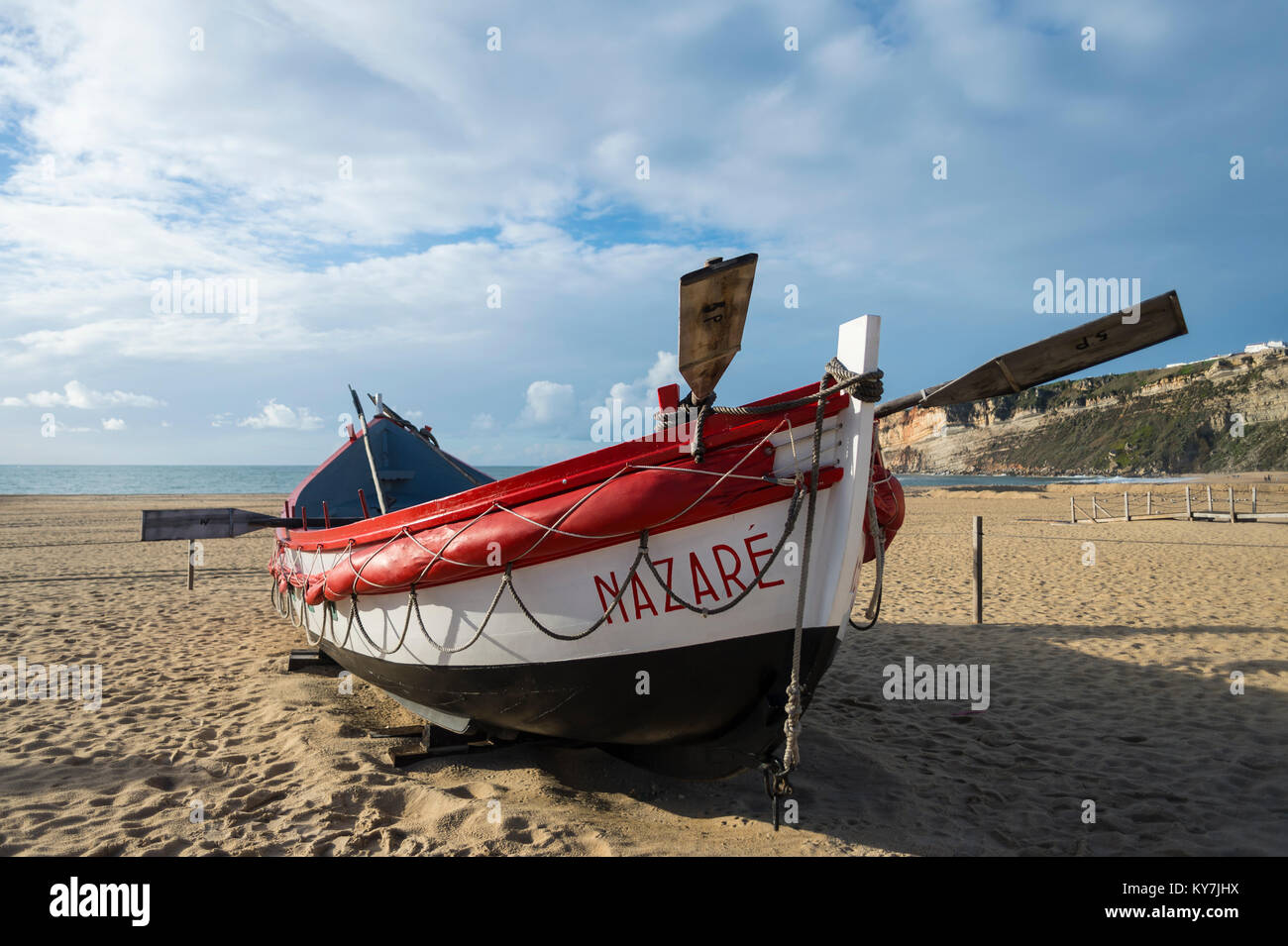 Traditionelle rot-weißen Leben Boot auf den Strand von Nazare, Portugal. Stockfoto