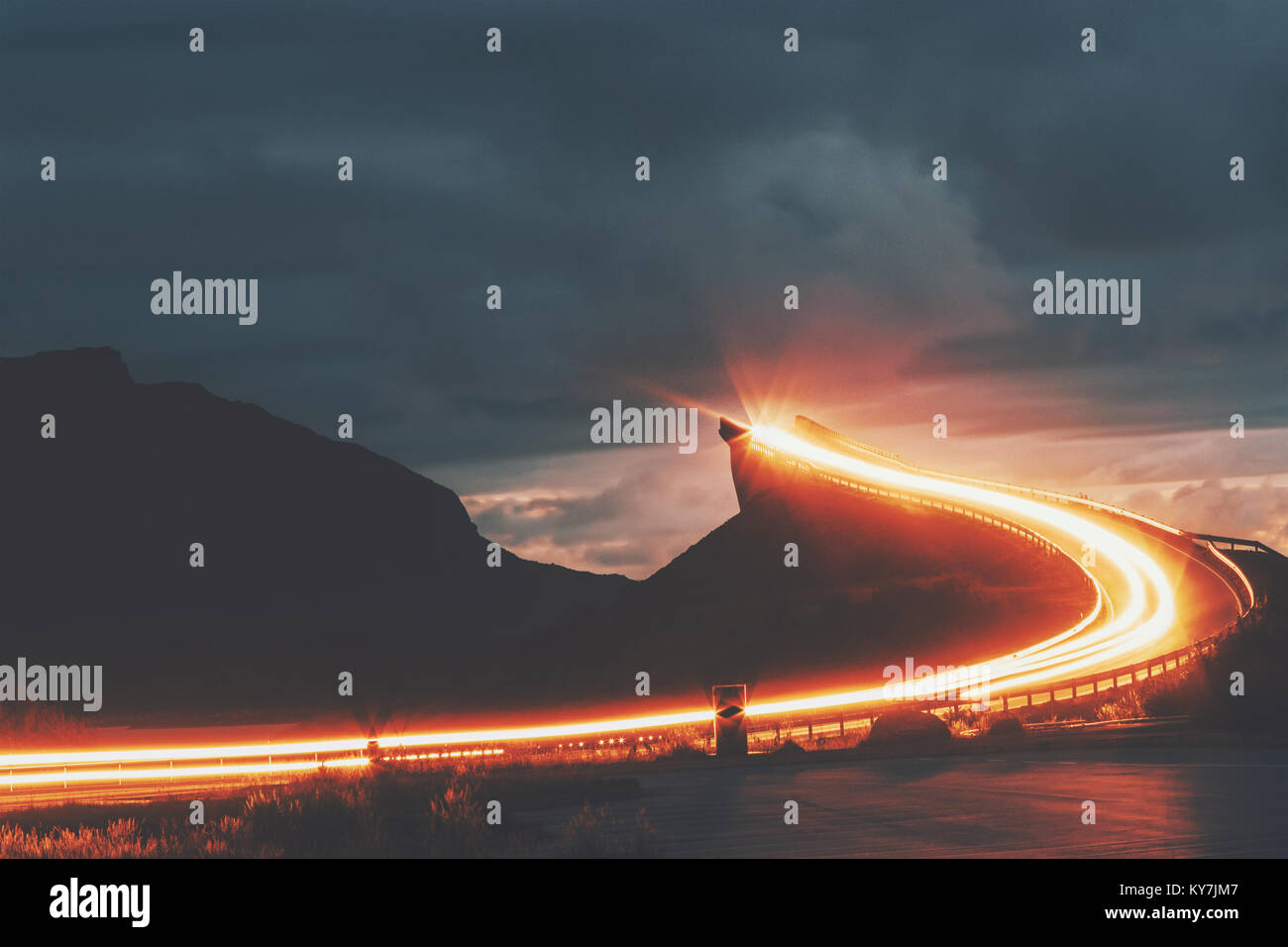 Atlantic Road in Norwegen nacht Storseisundet Brücke über das Meer weg zum Himmel skandinavische reisen Sehenswürdigkeiten Stockfoto