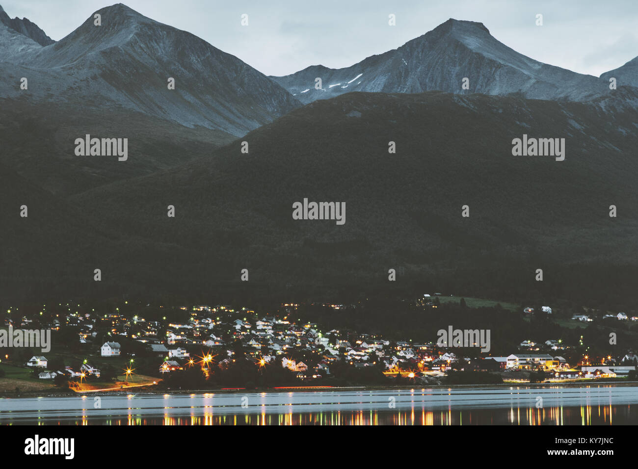 Nacht in den Bergen über dem Dorf Landschaft in Norwegen reisen Landschaft der skandinavischen Natur Stockfoto