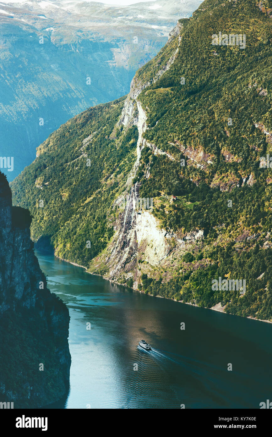 Geiranger Fjord Berge Landschaft in Norwegen Reisen malerische Luftaufnahme Stockfoto