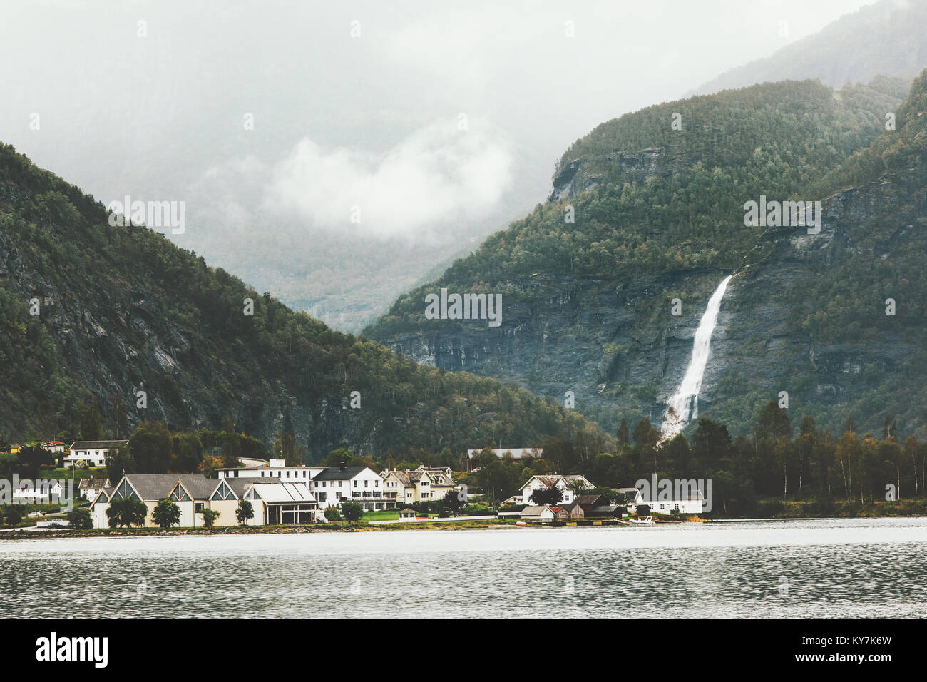 Nebligen Berge und Wasserfall Dorf Landschaft in Norwegen reisen Landschaft moody Wetter Stockfoto