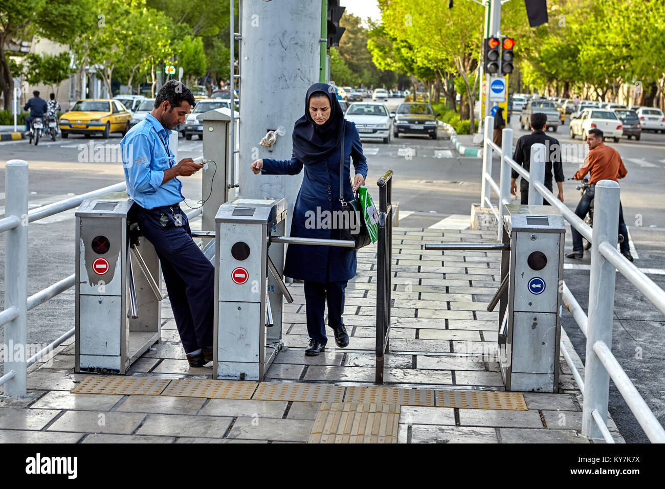 Isfahan, Iran - 23. April 2017: eine Frau in islamischen Kleidung geht auf  den Bus über die Control Drehkreuz Stockfotografie - Alamy