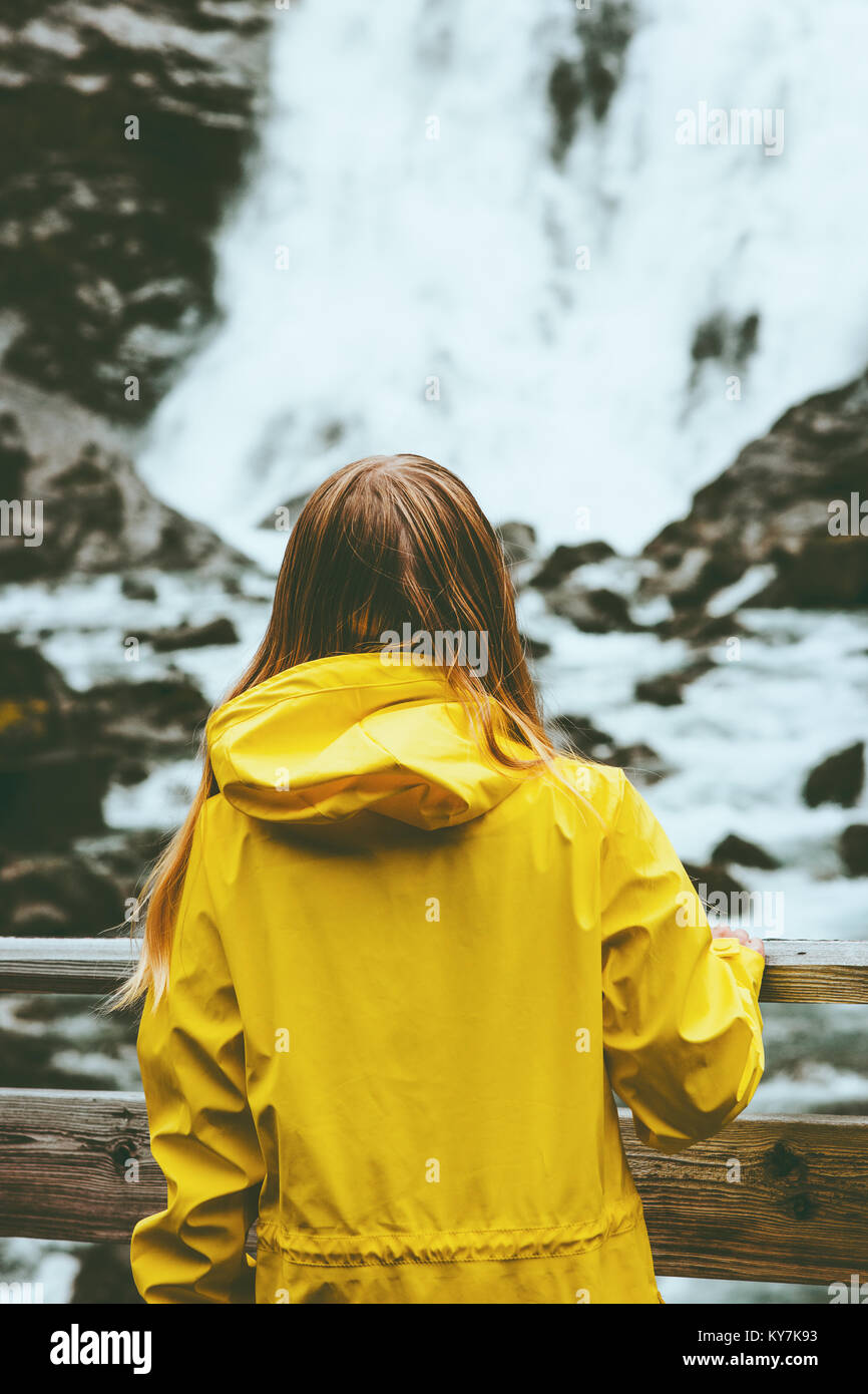 Touristische Frau Sehenswürdigkeiten Wasserfall outdoor Reisen Lifestyle  Fernweh Konzept Abenteuer Ferien in Norwegen tragen gelbe Regenjacke  Bekleidung Stockfotografie - Alamy