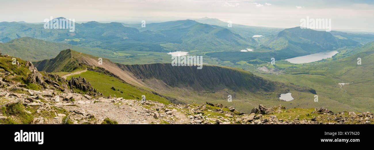 Blick vom Gipfel des Mount Snowdon, Snowdonia, Gwynedd, Wales, UK - auf der Suche nach Westen Richtung Llyn Cwellyn, Rhyd-Ddu und der Küste Stockfoto