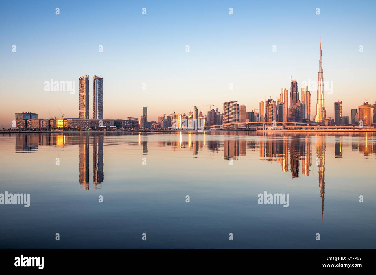 Skyline Von Dubai Uber Klares Wasser Bei Sonnenaufgang Stockfotografie Alamy