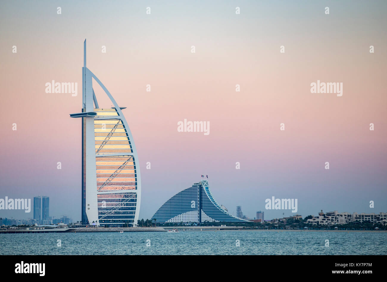 Dubai, Vereinigte Arabische Emirate, 12. Januar 2018: Hotel Burj Al Arab bei Sonnenaufgang Stockfoto