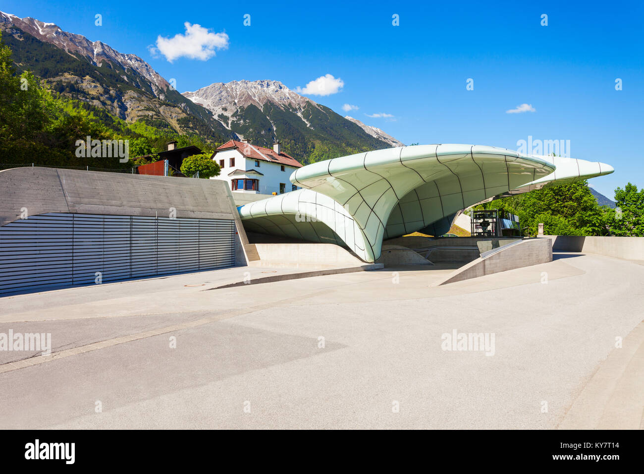 INNSBRUCK, Österreich - 21. MAI 2017: Hungerburg station Hungerburgbahn, hybrid Standseilbahn in Innsbruck, Österreich. Standseilbahn der Stadt Stockfoto
