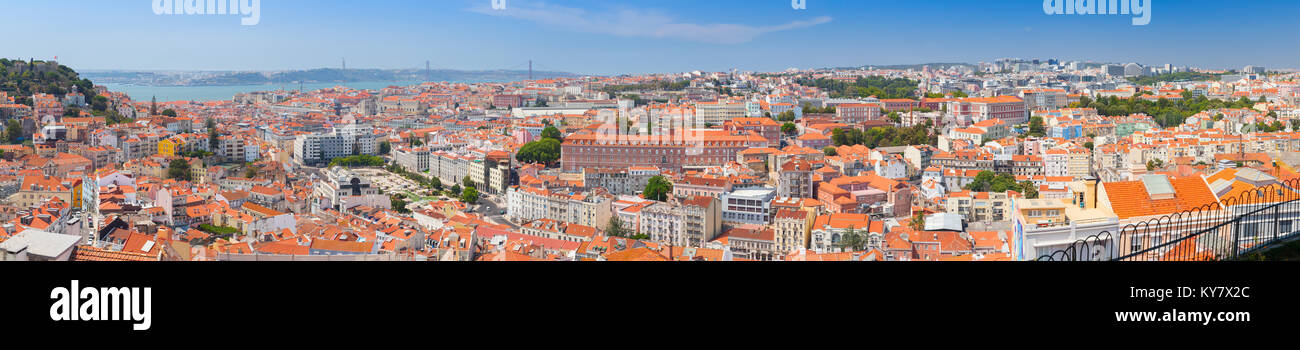 Lissabon, Portugal - 13. August 2017: Extra weiten Panoramablick auf das Stadtbild von Lissabon im sonnigen Sommertag, Portugal Stockfoto