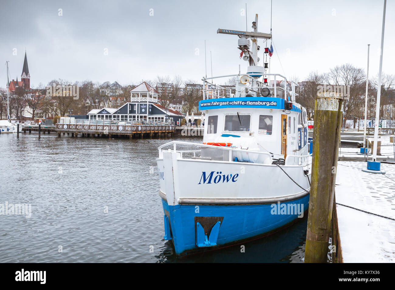 Flensburg, Deutschland - Februar 9, 2017: Blaue und weiße Boot im Hafen von Flensburg, Deutschland Stockfoto