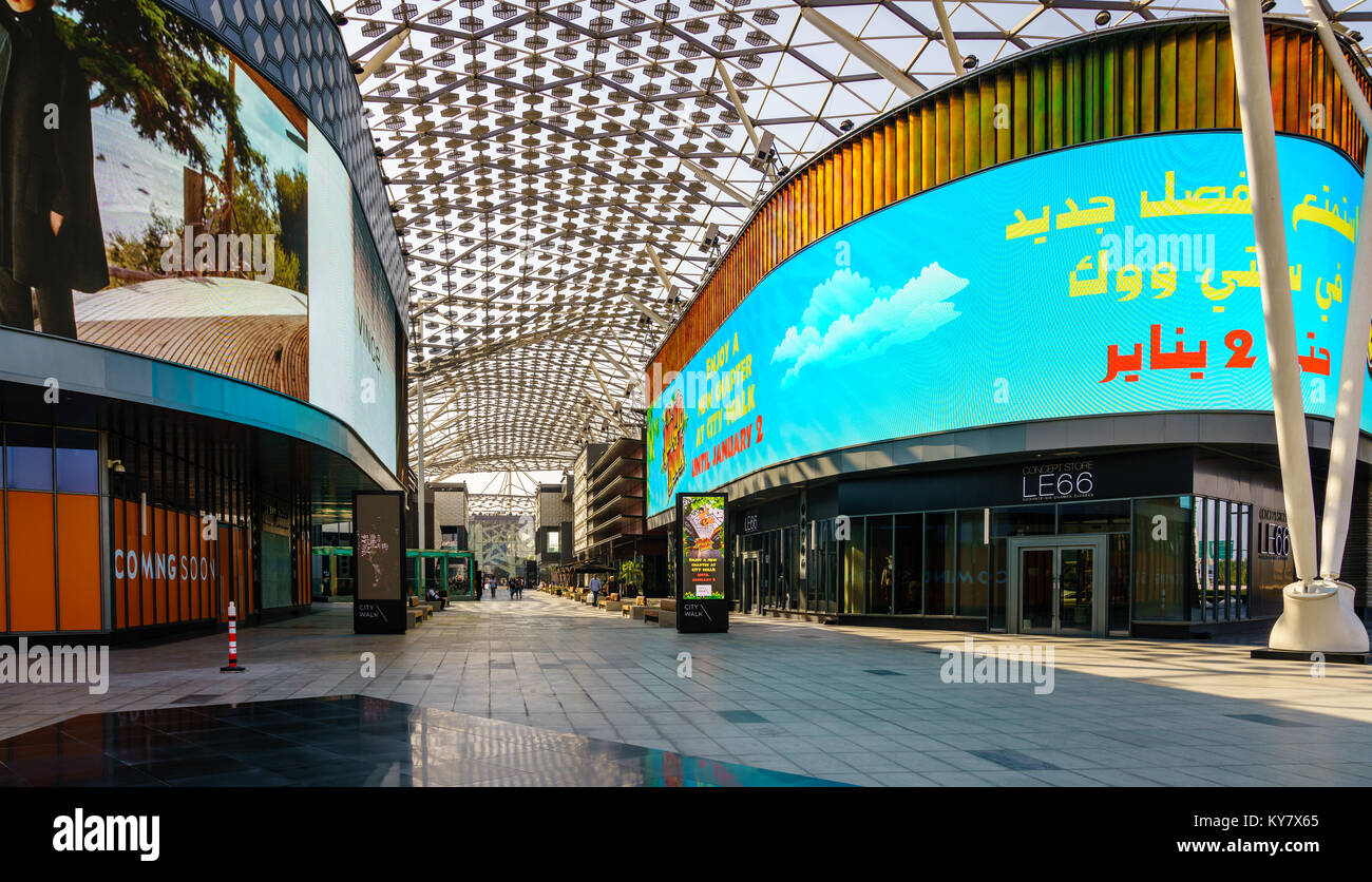 Dubai, VAE, 23. Dezember 2016: Einkaufsstraße in der Stadt Dubai zu Fuß entfernt. Der Bereich ist noch in der Entwicklung. Stockfoto