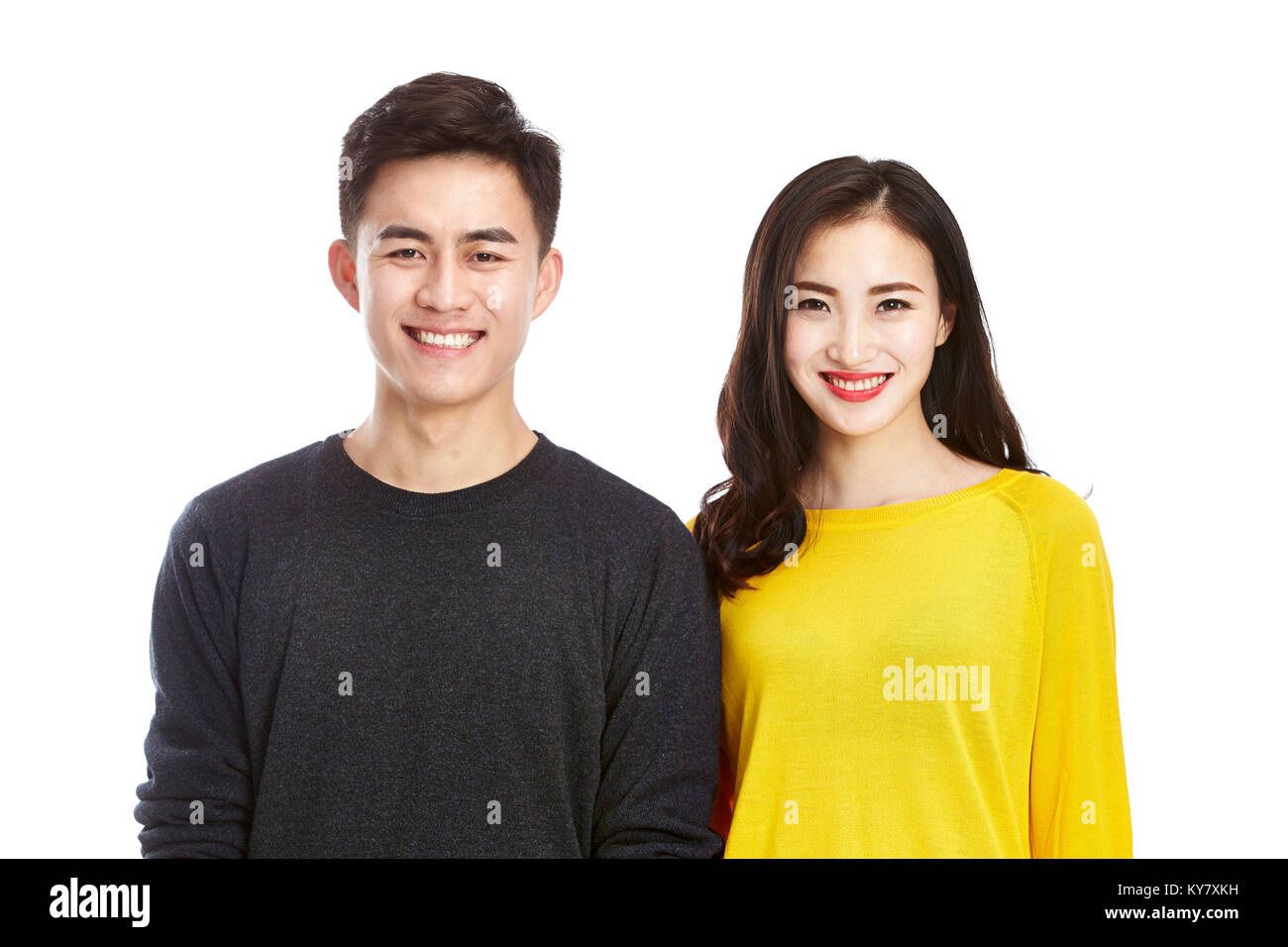 Studio portrait einer jungen asiatischen Paar glücklich und lächelnd an Kamera suchen, auf weißem Hintergrund. Stockfoto