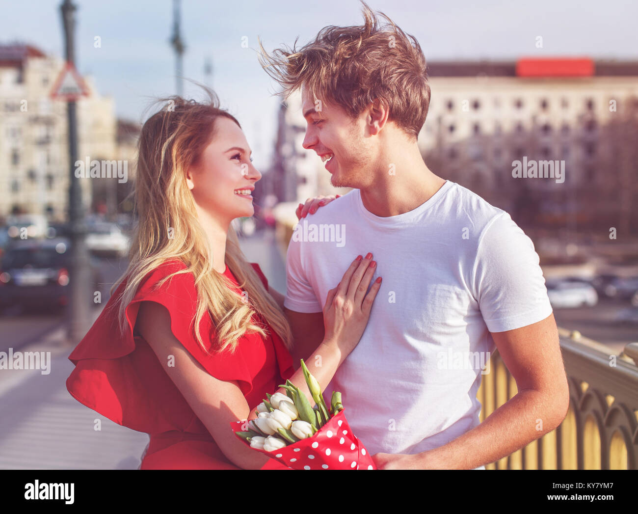 Liebe auf den ersten Blick, junges Paar dating im Freien Stockfoto