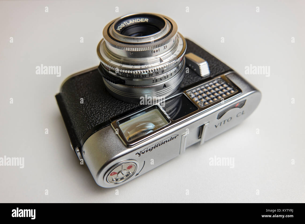 Voigtlander Vito CL 35-mm-Kamera, auf weißem Hintergrund, Oxford 12/01/18. Stockfoto