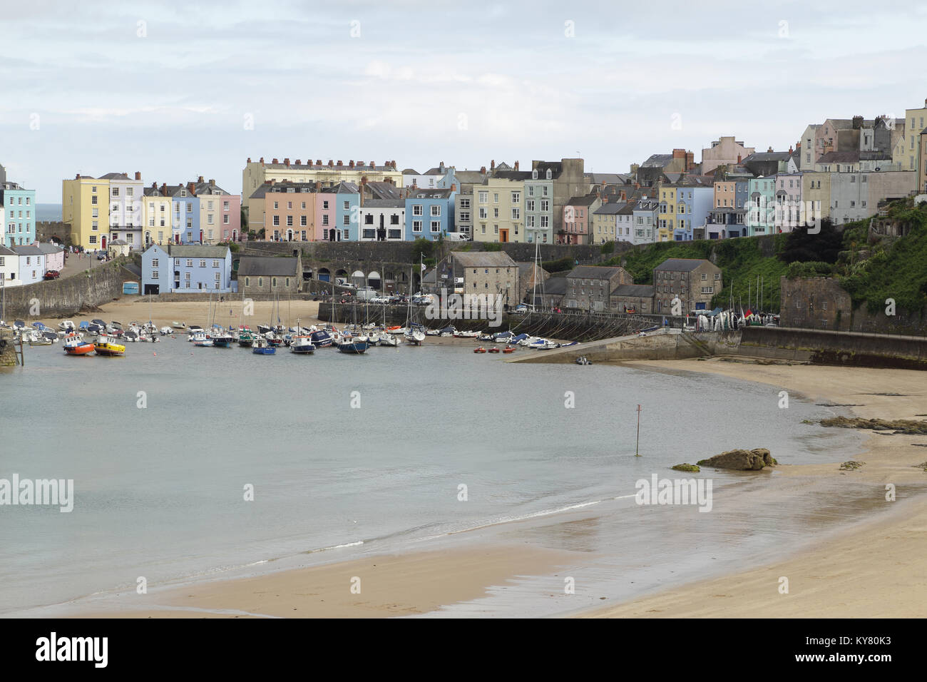 Ein Bild der bunten Tenby Hafen und pastellfarbenen Gebäuden Schuß an Tenby, Pembrokeshire, South Wales, UK. Stockfoto