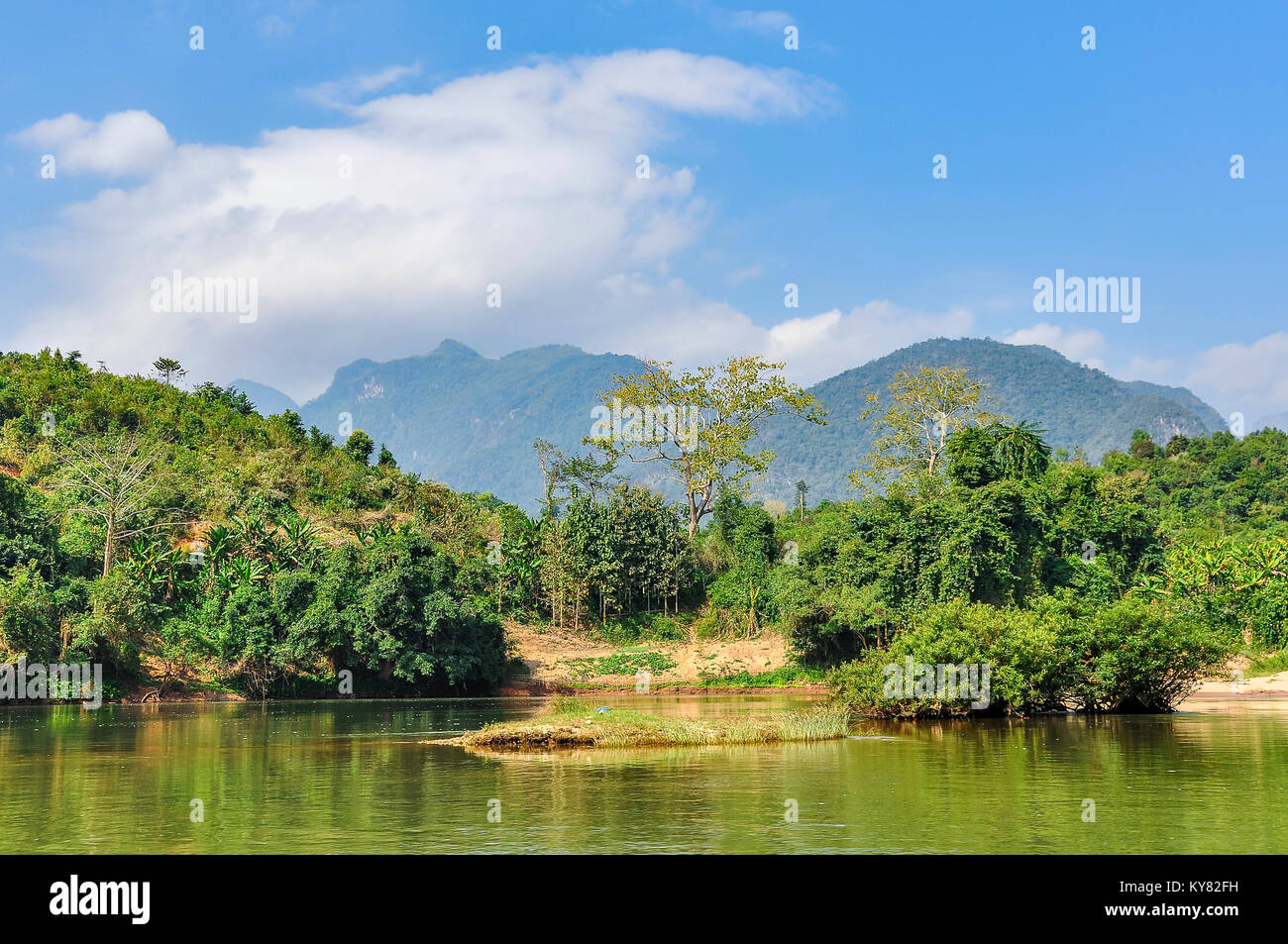 Auenlandschaft in der Nam Ou Fluss im nördlichen Laos Stockfoto