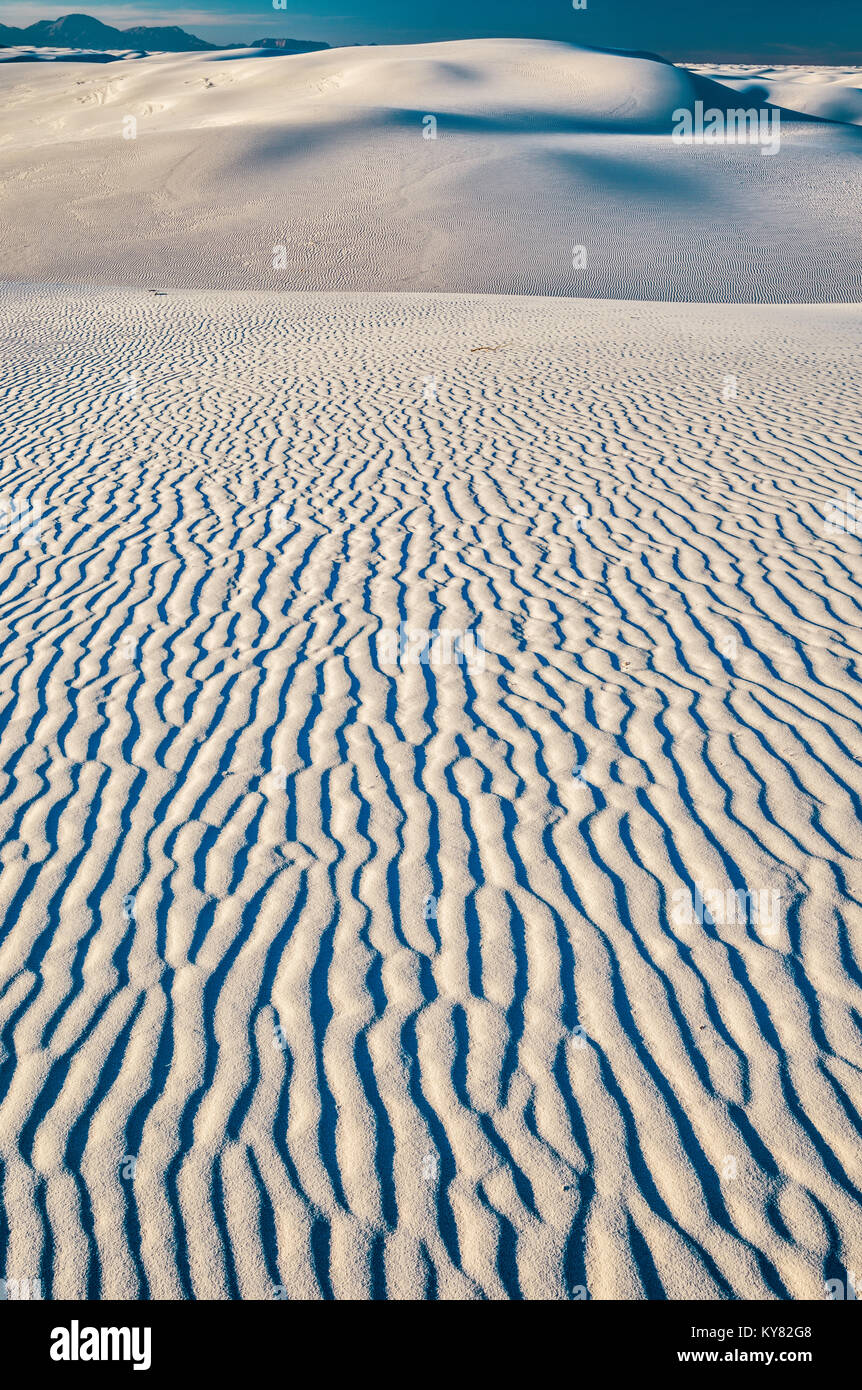 Im White Sands National Park, New Mexico, USA, werden Sanddünen aus Gipskristallen gekräuselt Stockfoto