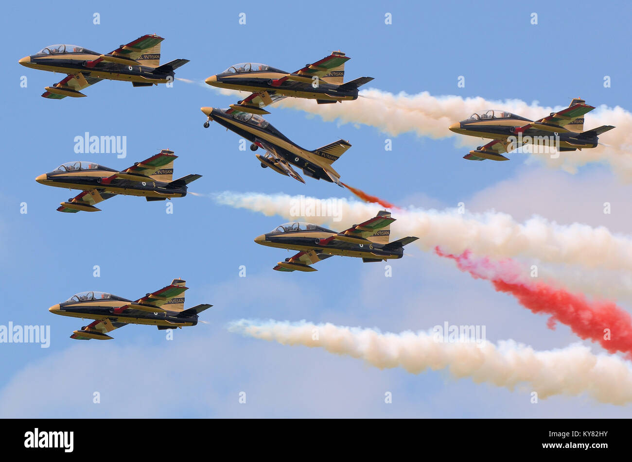 Al Fursan (Englisch: Die Ritter) ist der Kunstflug demonstration Team der Vereinigten Arabischen Emirate Air Force. Flying Aermacchi MB-339 NAT-jet Stockfoto