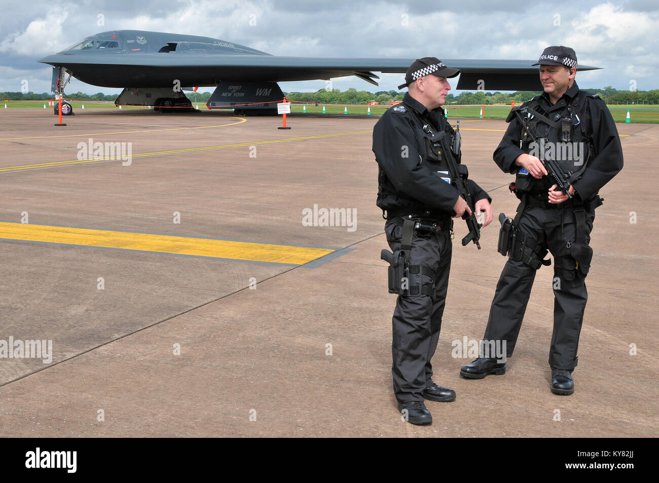 Northrop Grumman B-2 Spirit Tarnbomber „Spirit of New York“ mit bewaffneter Polizei auf der RAF Fairford International Air Tattoo Airshow Stockfoto Northrop Grumman B-2 Spirit Tarnbomber „Spirit of New York“ mit bewaffneter Polizei auf der RAF Fairford International Air Tattoo Airshow Stockfoto
