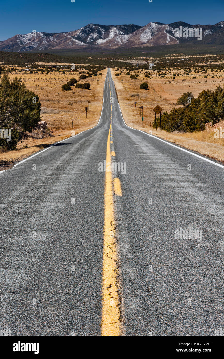 Manzano Berge mit Schnee bedeckt, die fernen Blick vom NM 55 Highway in der Nähe von Manzano, New Mexico, USA Stockfoto