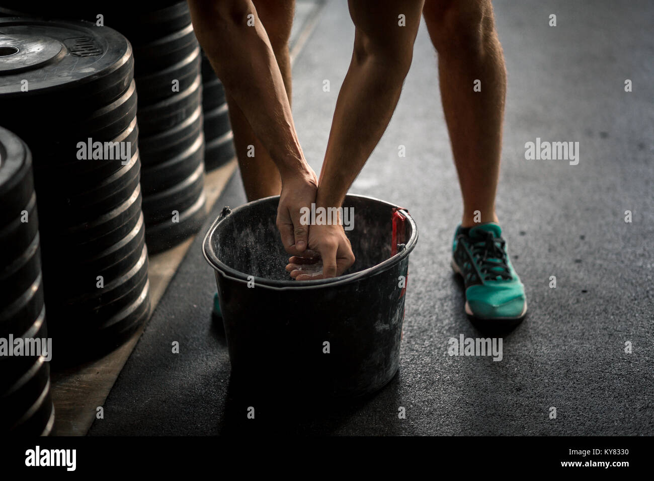 Männliche powerlifter Hand in Talkum und Sport-Armbändern für Bankdrücken vorbereiten Stockfoto