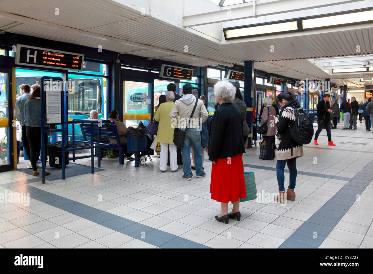 Passagiere warten auf Busse in North Road Bus Station, Durham, England Stockfoto