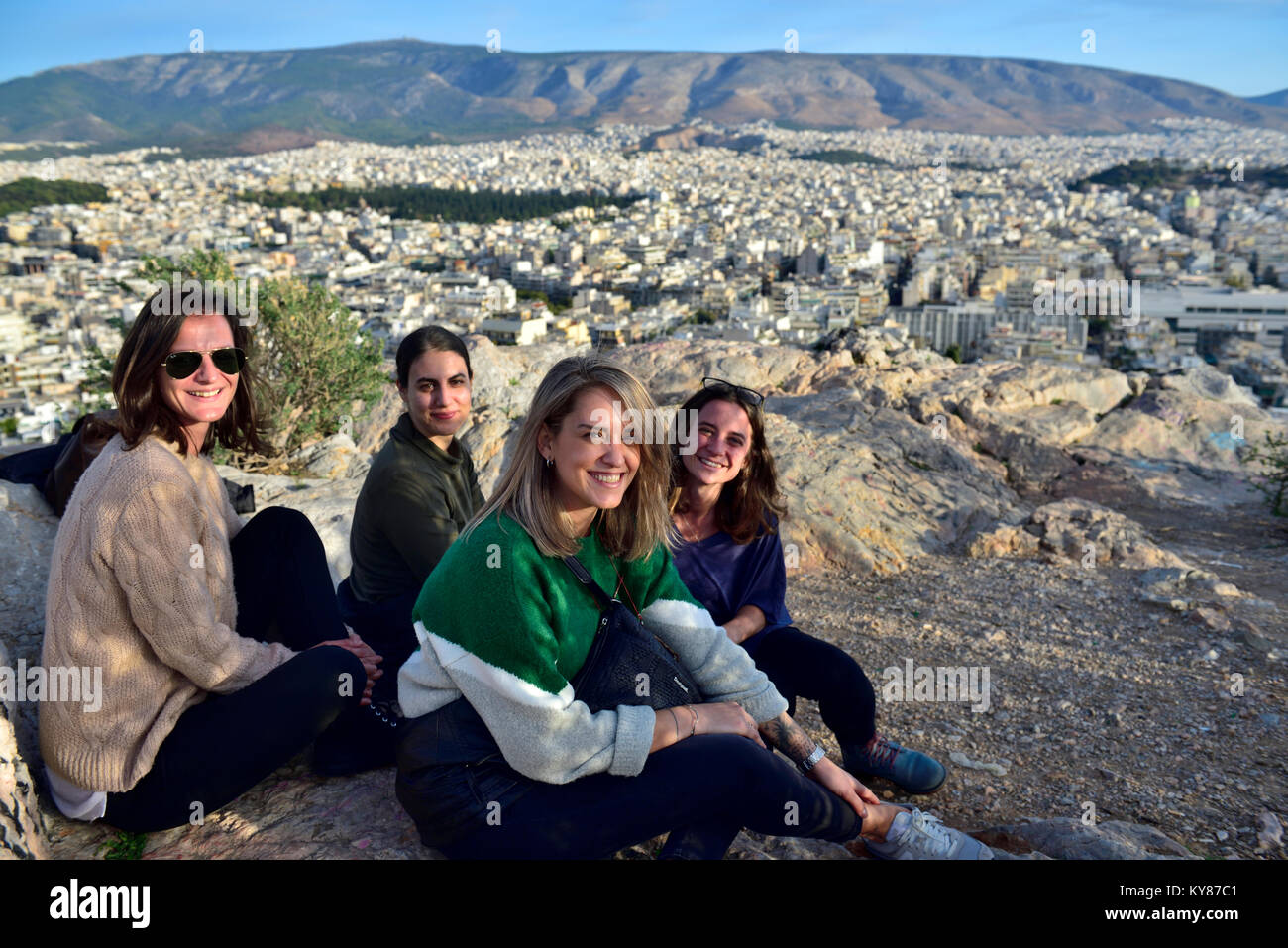 Junge Frauen auf filopappou Hill (Hügel der Musen) der Blick über die Stadt Athen zu genießen Stockfoto