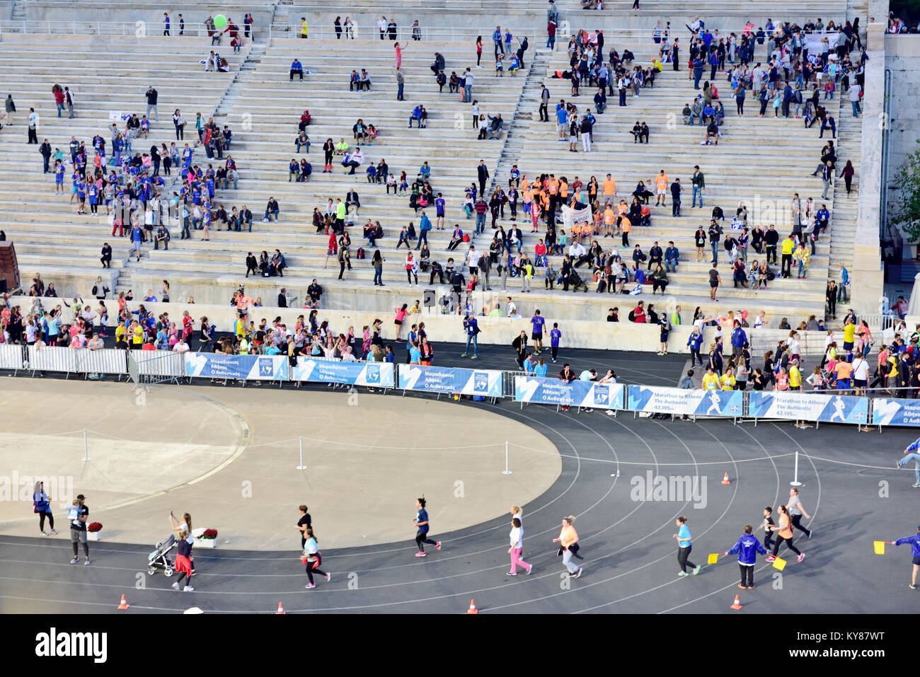 Die Zuschauer im Stadion in der Nähe von Panathenaic Ende des 5 km Straße Rennen mit Athen authentische Marathon Stockfoto