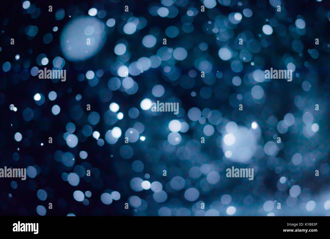 Abstrakte Blurry Schneeflocken Bokeh Overlay Filter Effekt oder Helle Weihnachten Hintergrund Thema. Stockfoto