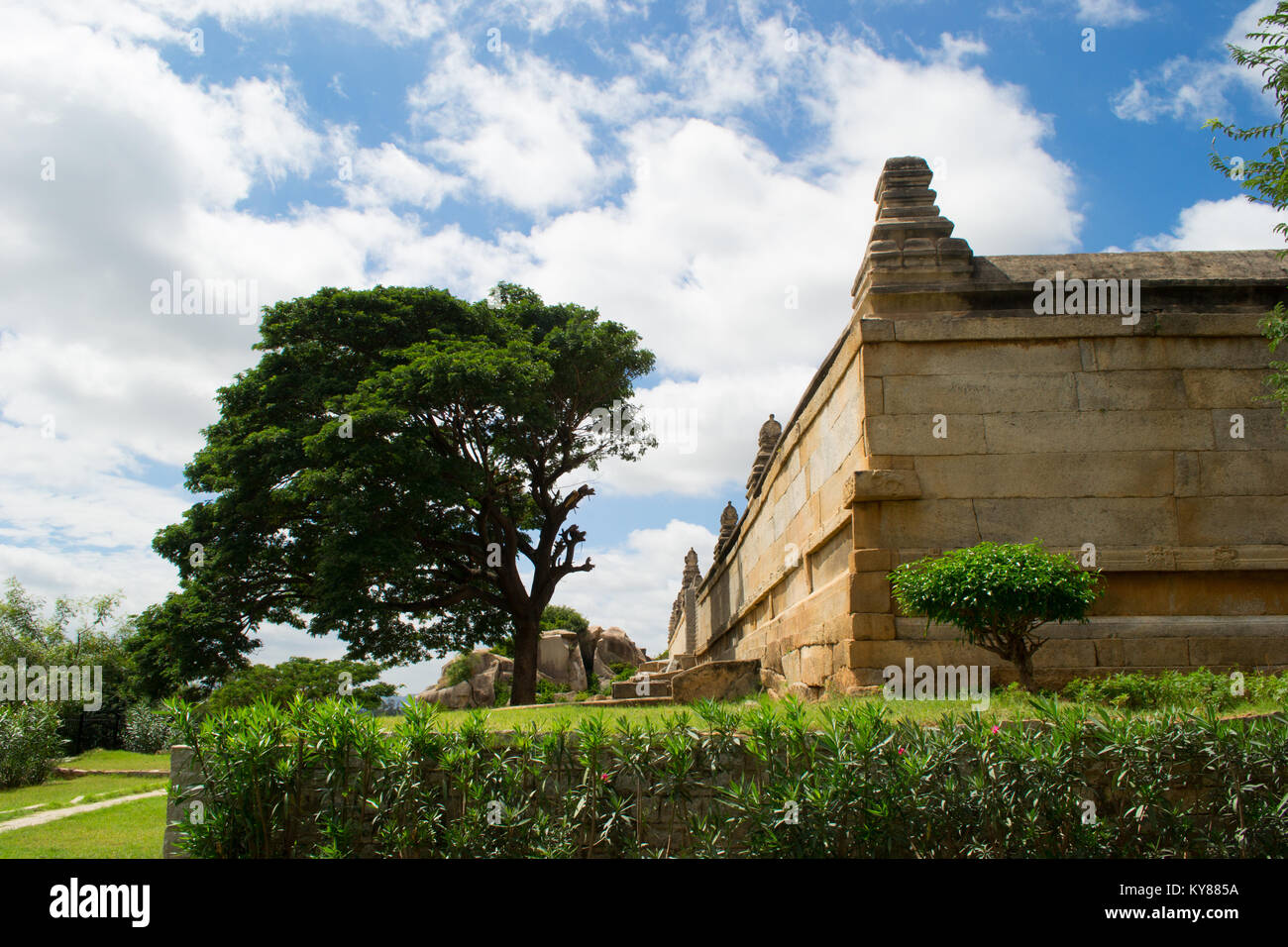 Garten außerhalb der Lepakshi Tempel von Andra Pradesh. Aus der Zeit von Vijayanagara Dynastie Stockfoto