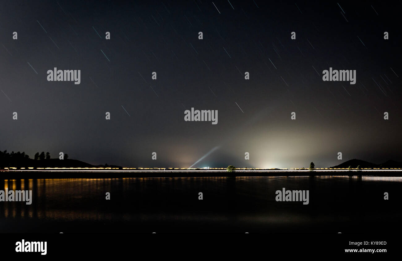 Lichter in der sternenklaren Nacht Stockfoto
