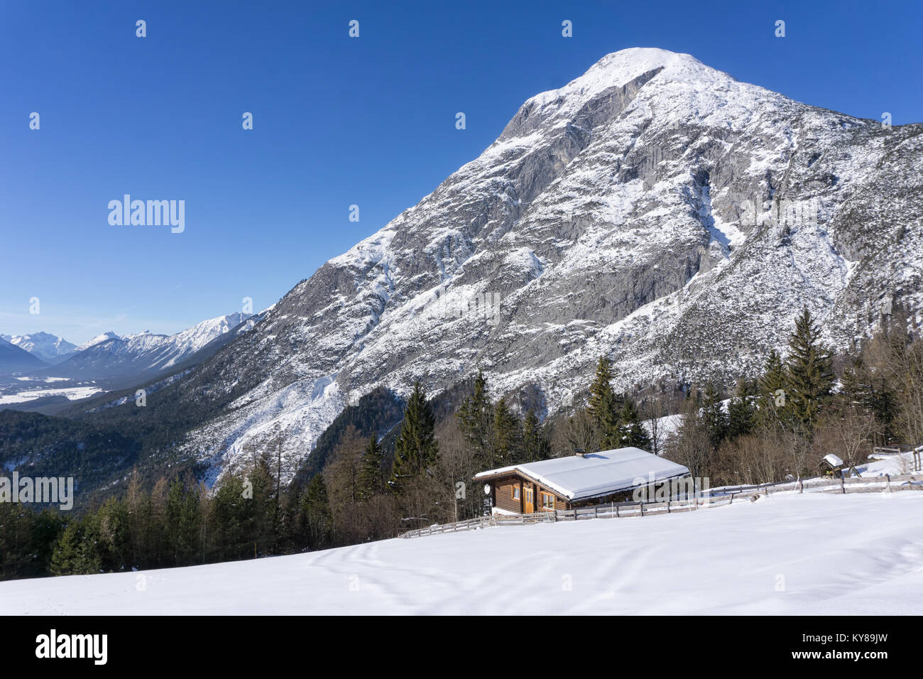Winter Berge Landschaft verfolgen und blauer Himmel in sonniger Tag. Tirol, Alpen, Österreich Stockfoto