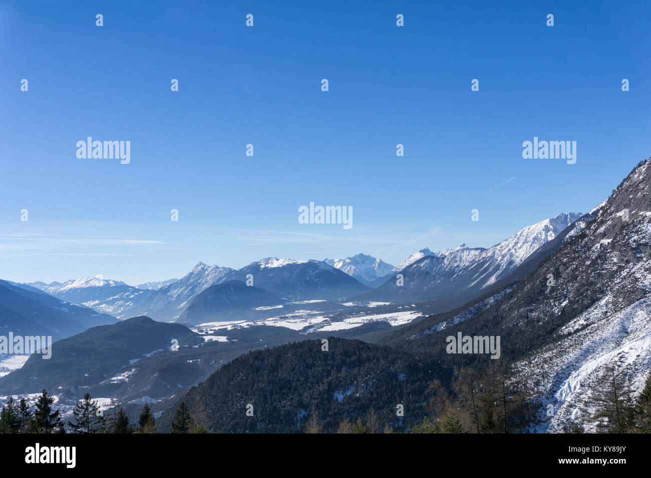 Winter Berge Landschaft verfolgen und blauer Himmel in sonniger Tag. Tirol, Alpen, Österreich Stockfoto