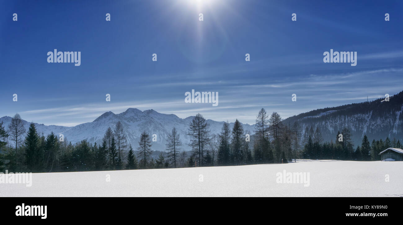 Winter Berglandschaft mit blauer Himmel in sonniger Tag - Panoramablick. Tirol, Alpen, Österreich. Stockfoto