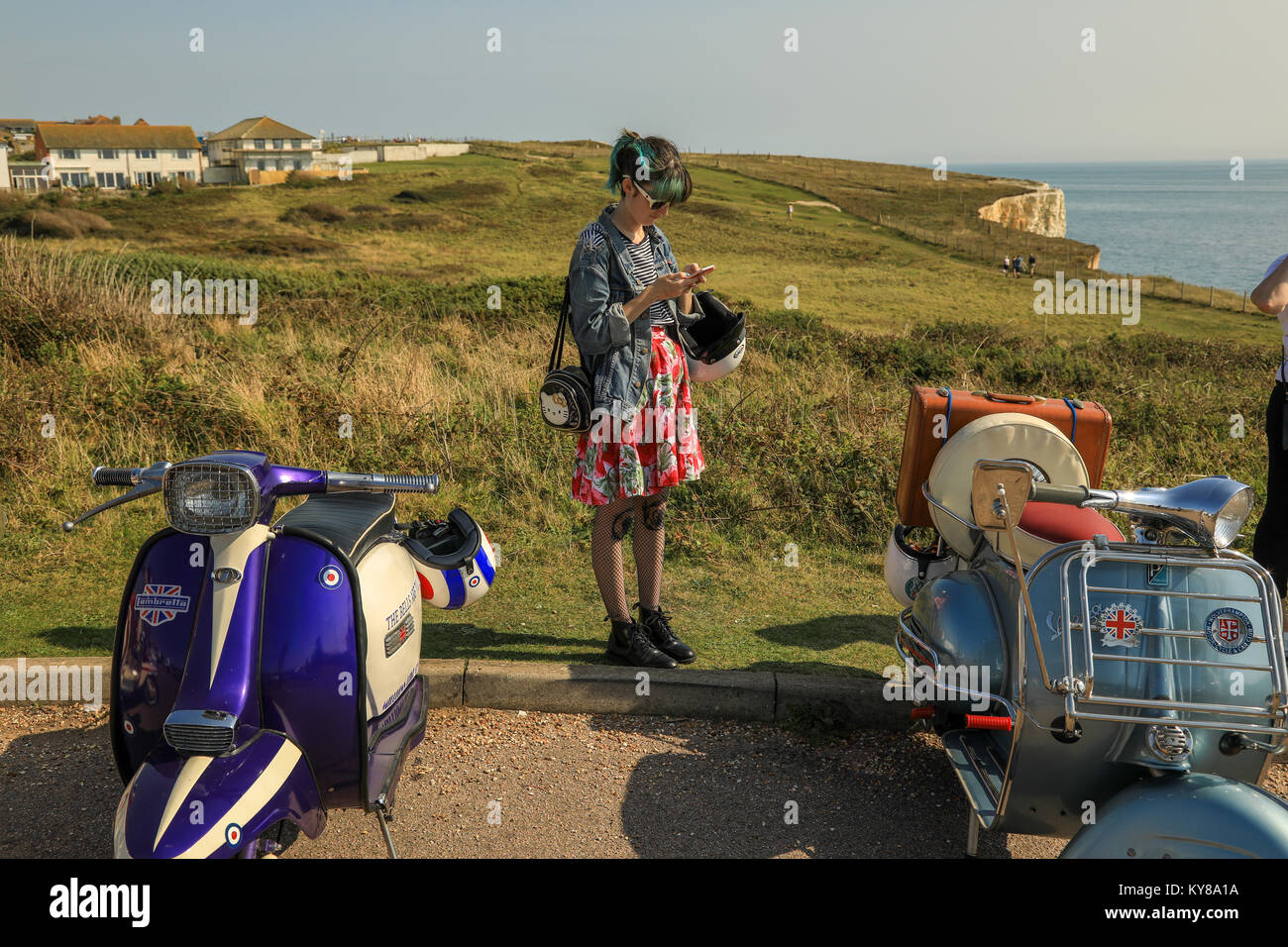 Mods nehmen an der jährlichen Versammlung an der 'mods Weekender' an der Küste von Brighton im August Bank Holiday. Brighton, UK. August Bank Holiday Wochenende. Stockfoto