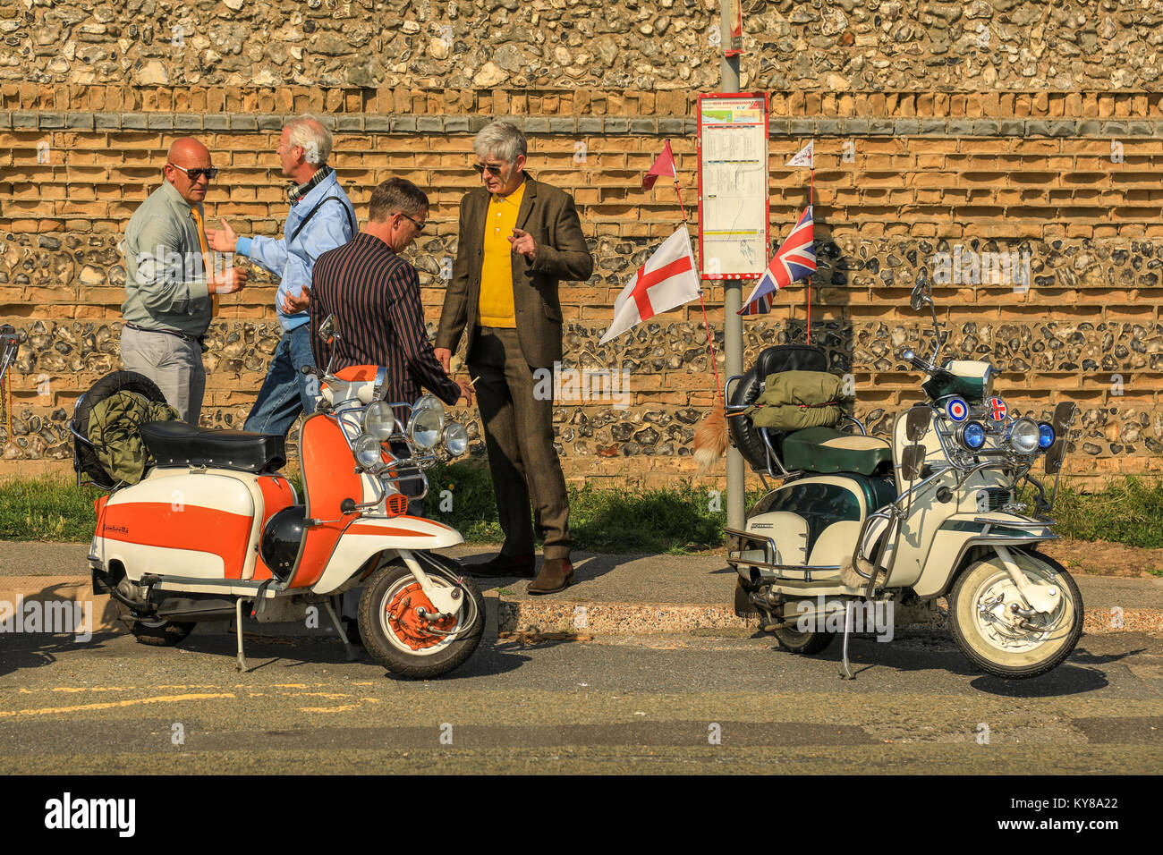 Mods nehmen an der jährlichen Versammlung an der 'mods Weekender' an der Küste von Brighton im August Bank Holiday. Brighton, UK. August Bank Holiday Wochenende. Stockfoto