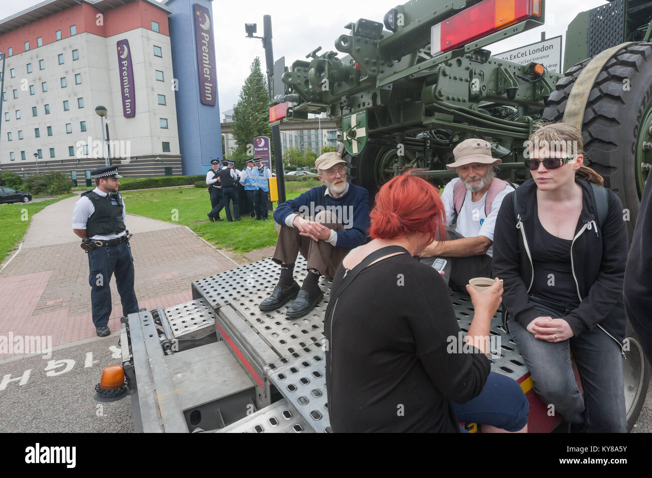 Die Demonstranten sitzen auf der Rückseite des Lkw, militärische Ausrüstung für eine der größten der Welt arme Messe im ExCeL Center in London statt. Stockfoto