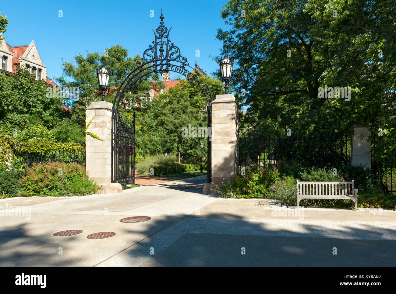 Eintrag Torbogen mit dem Rumpf Hof an der Universität von Chicago ist ein Beispiel von Gothic Revival Stil in Chicago Architecture Stockfoto