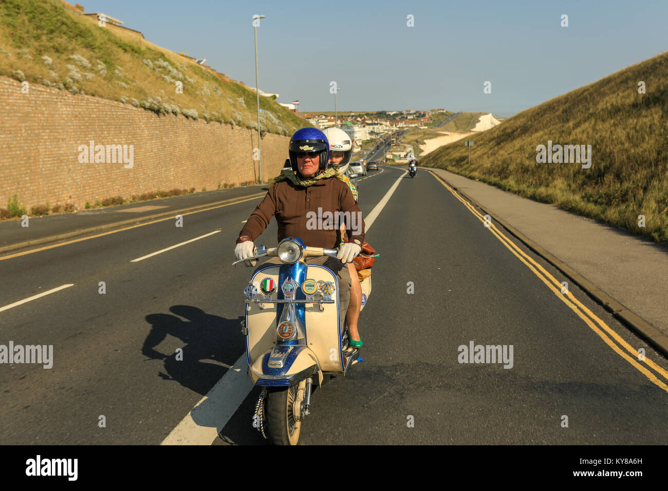 Mods nehmen an der jährlichen Versammlung an der 'mods Weekender' an der Küste von Brighton im August Bank Holiday. Brighton, UK. August Bank Holiday Wochenende. Stockfoto