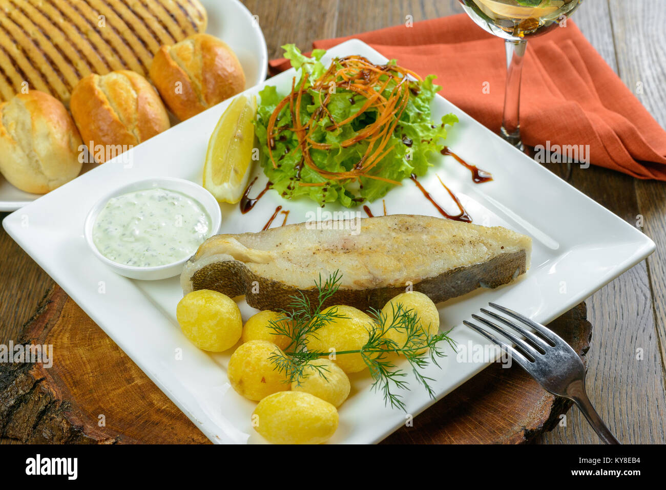 Gebackener Fisch mit Kartoffeln Stockfoto