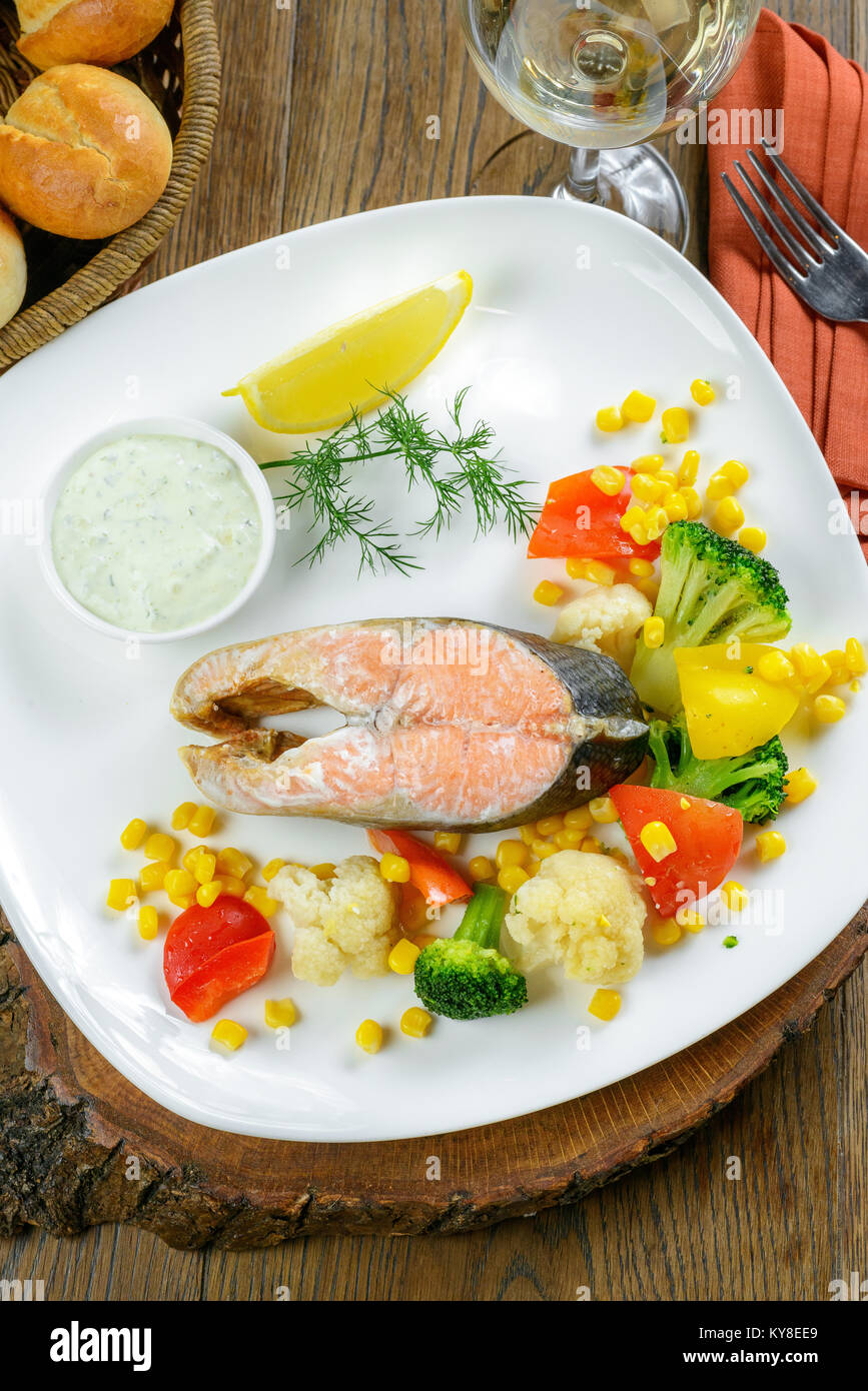 Geschmorter Lachs mit Gemüse Stockfoto