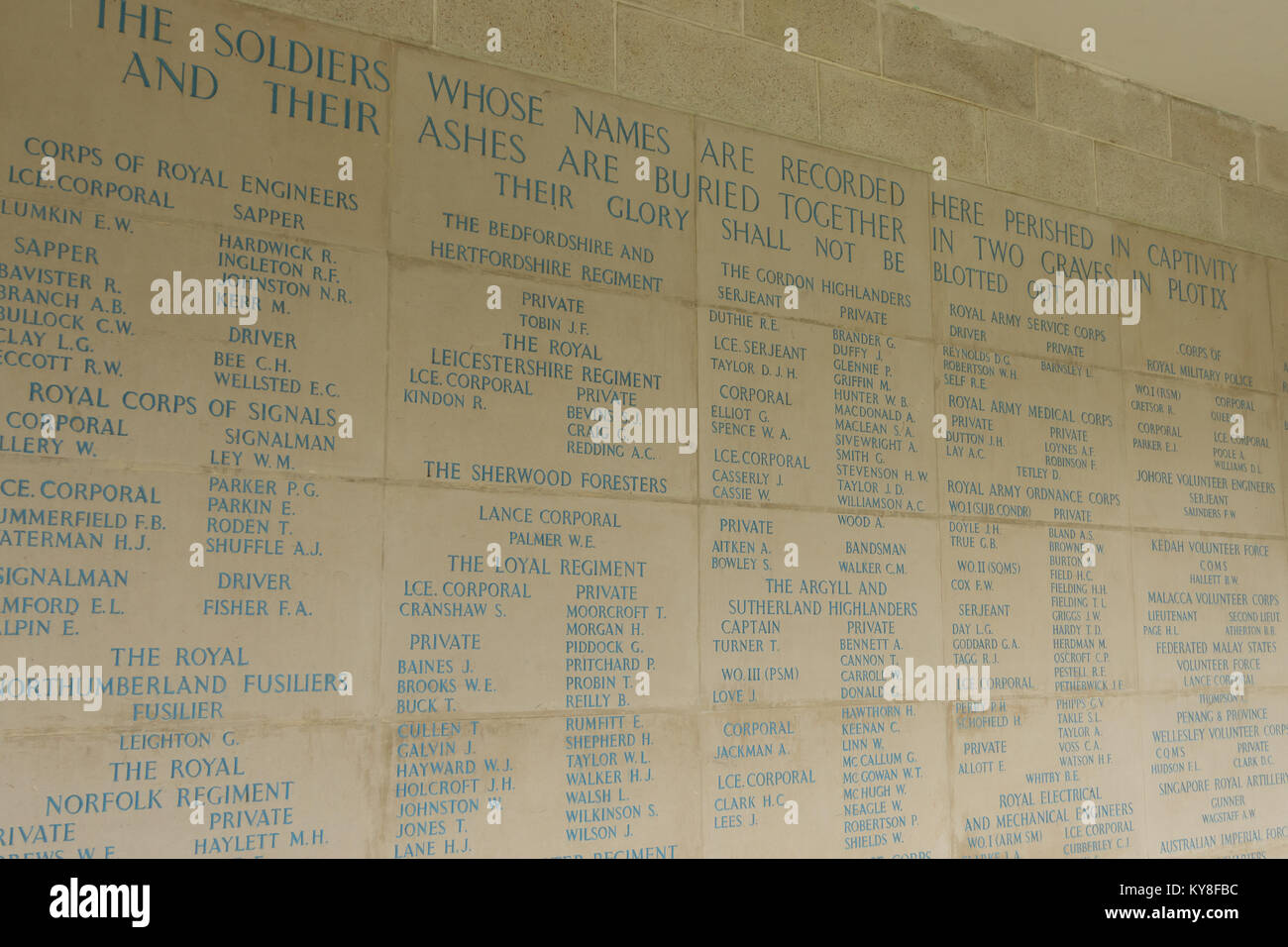 Kanchanaburi War Cemetery, wo tausende von alliierten Kriegsgefangenen, die in der berüchtigten Thailand nach Burma Tod Eisenbahn während des 2. Weltkriegs gestorben begraben sind. Stockfoto