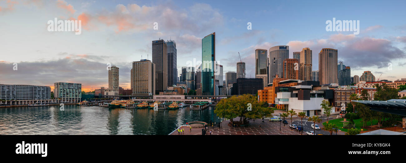 Morgen Blick auf Circular Quay und die Stadt Sydney CBD in der Morgendämmerung, Sydney, New South Wales (NSW), Australien Stockfoto