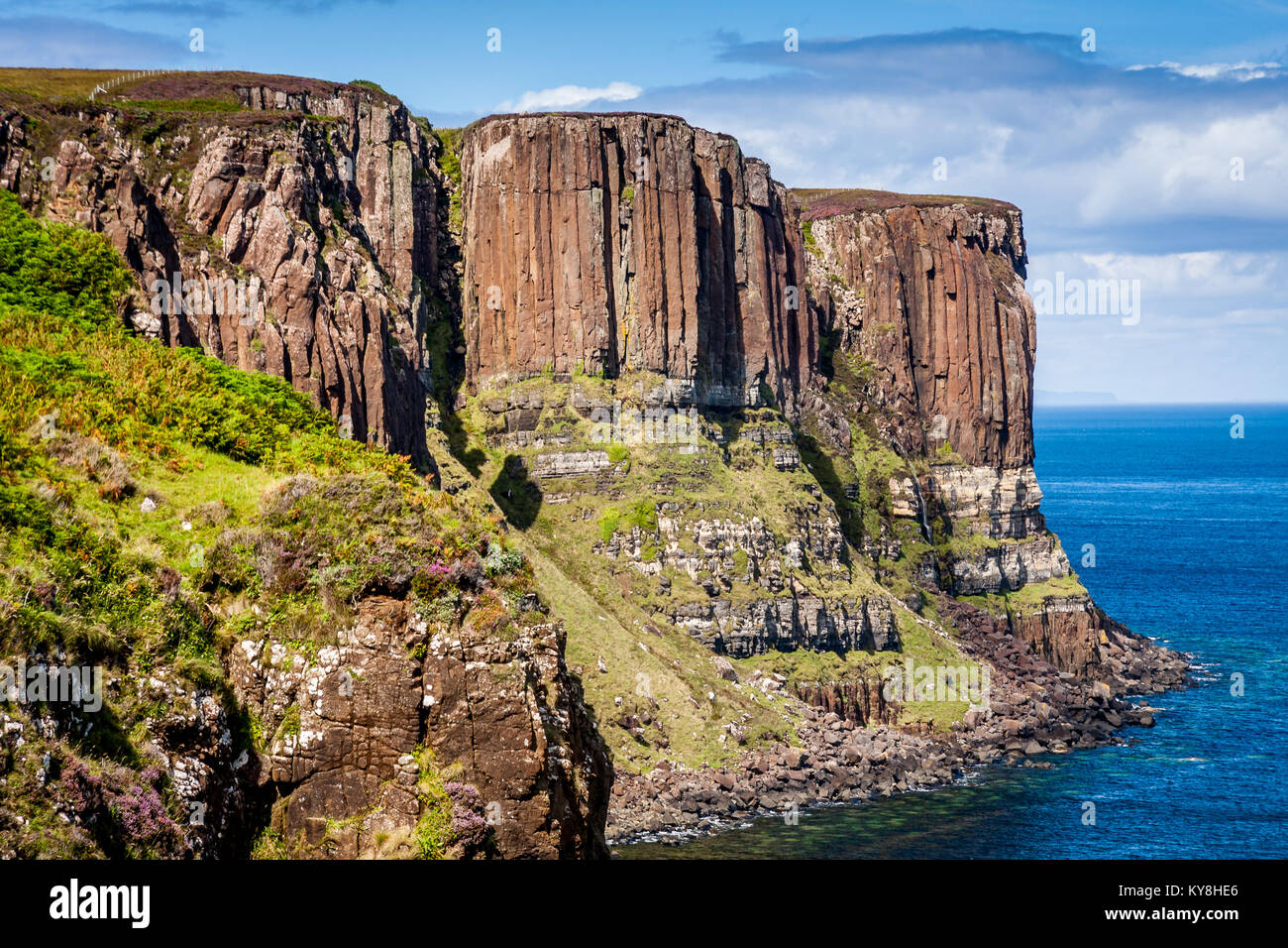Kilt Rock basalt Felsen und das blaue Meer auf der Isle of Skye Stockfoto